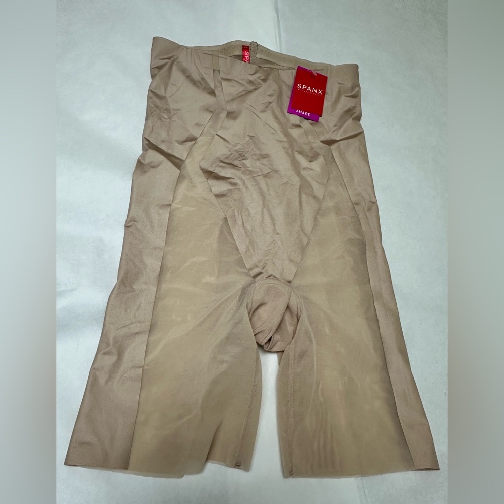 NWT; Spanx Mid Shape Thigh Short🔥